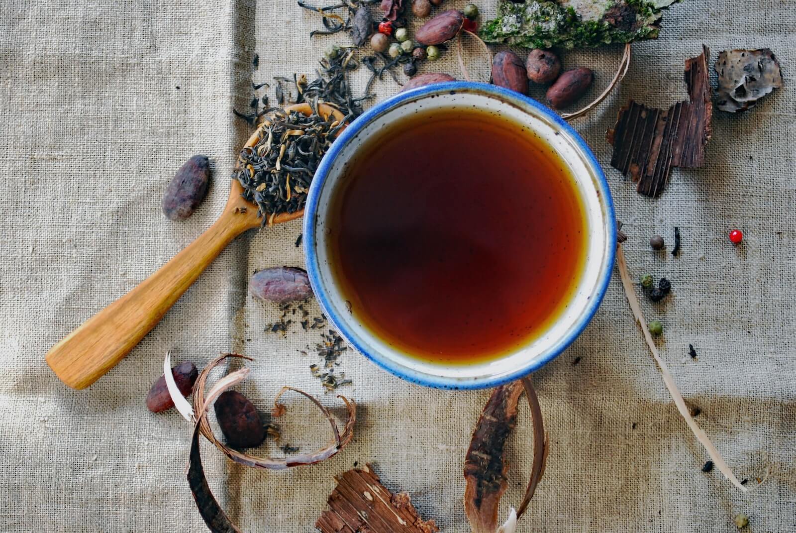 tea_cup_with_loose_leaf_teas_spread_in_sides