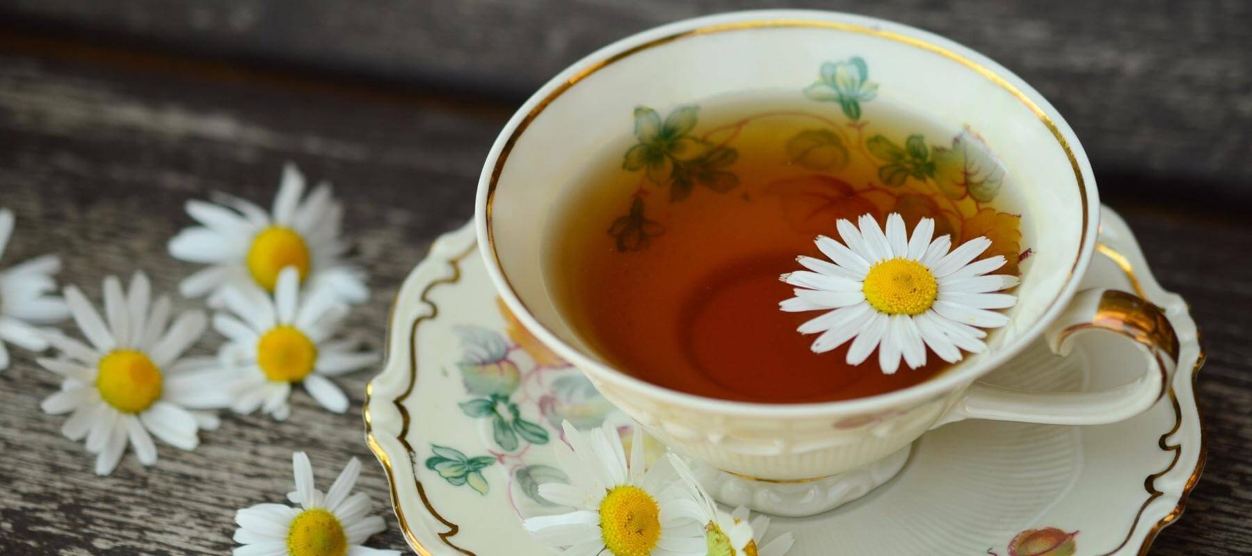 chamomile_tea-in_cup_with_chamomile_flowers